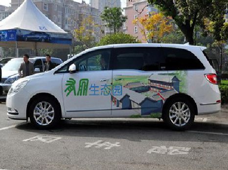 华阴户外车贴喷绘如何保持效果?